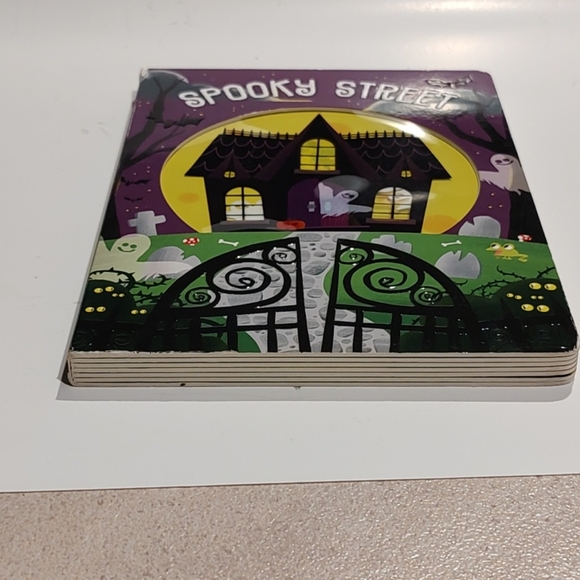 spooky fun children's board book titled "Spooky Street" Roger Priddy 2017 - Picture 1 of 10